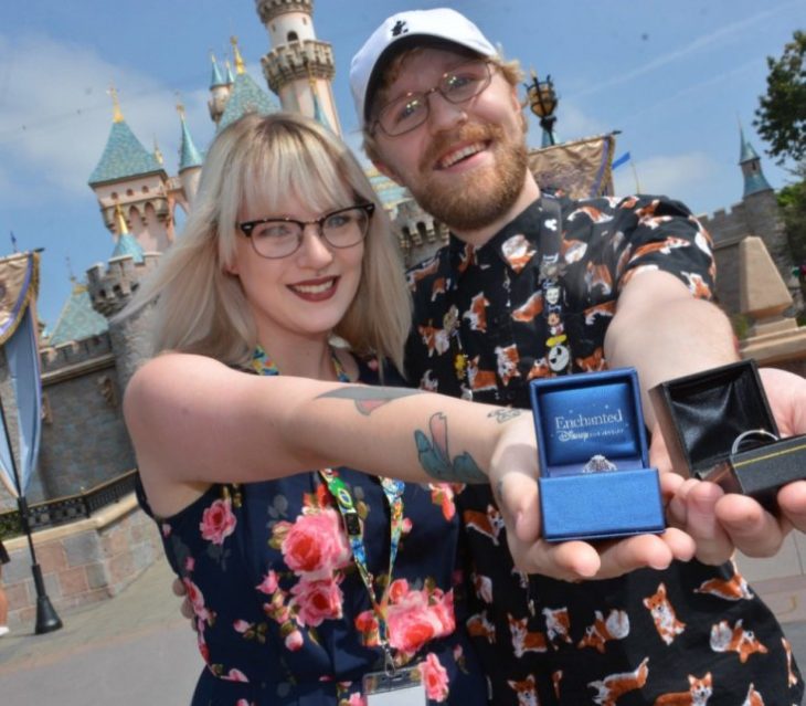 Jesse y Kasey frente a Disneyland entregando anillo de compromisos