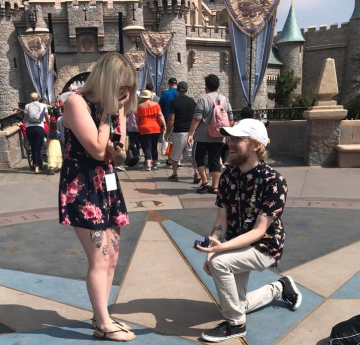 Jesse y Kasey frente a Disneyland entregando anillo de compromisos