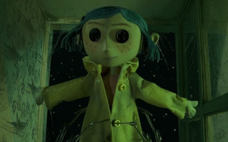 Muñeca Coraline con los ojos de botones 