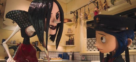 Coraline y la otra madre conversando en la cocina 