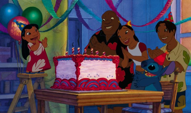 Personajes de la película lilo y stitch festejando el cumpleaños de lilo 