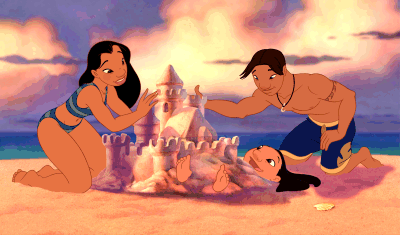 Lilo, Nani y David haciendo un castillo de arena en la playa