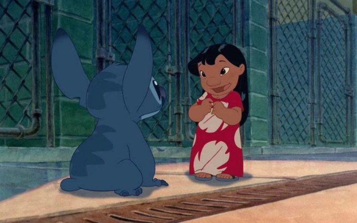 Lilo adoptando a stitch en la película 