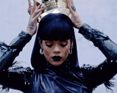 Gif de Rihanna poniéndose una corona