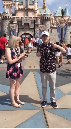 Jesse y Kasey frente a Disneyland entregando anillo de compromisos