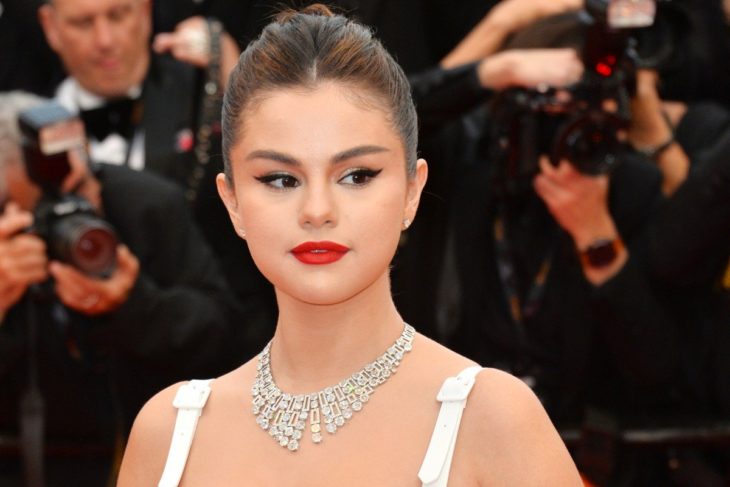 Selena Gomez con vestido blanco y collar plateado