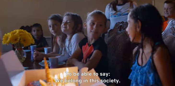 escena de Living Undocumented con varias niñas cenando en un albergue