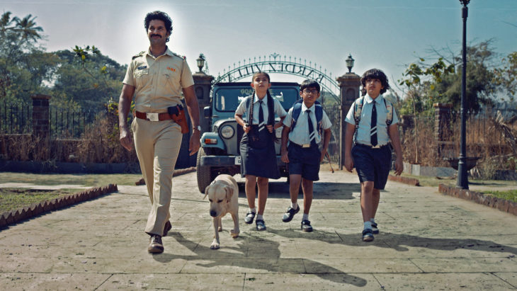 Grupo de niños caminando fuera de la escuela, escena de la serie Typewriter