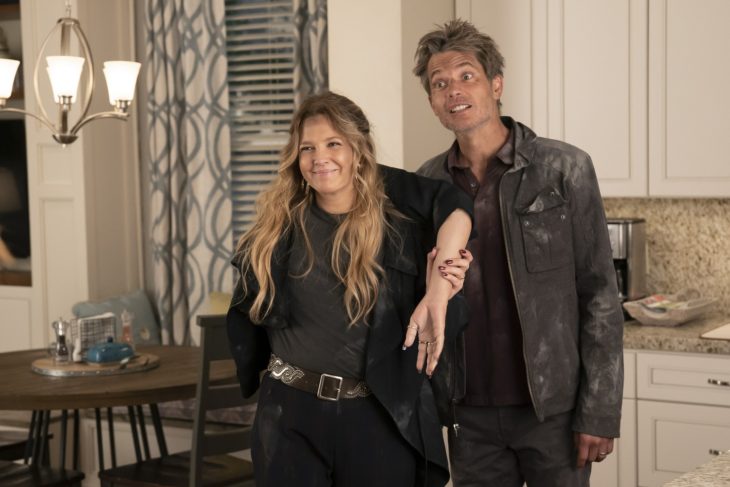 Pareja de esposos en la cocina, escena de la serie Santa Clarita Diet