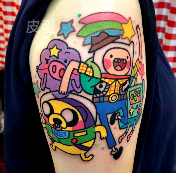 Tatuajes de caricaturas de Cartoon Network; Finn, Jake, Princesa Grumosa y BMO de Hora de Aventura disfrazados de Toy Story