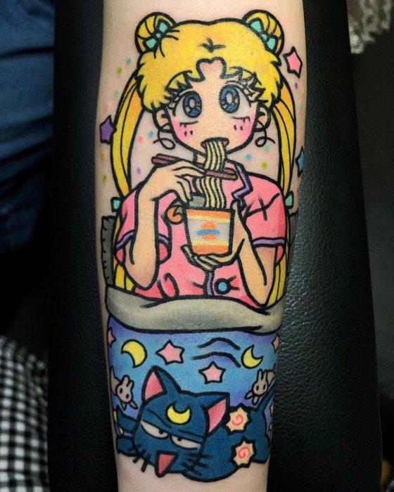 Tatuajes tiernos de Pikka Cool Cool Tattoo; tatuaje kawaii de Sailor Moon, Serena comiendo ramen con Luna