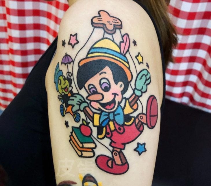Tatuajes tiernos de Pikka Cool Cool Tattoo; tatuaje kawaii de Pinocho y Pepe Grillo 