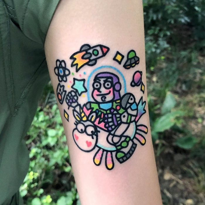 Tatuajes tiernos de Pikka Cool Cool Tattoo; tatuaje kawaii de Buzz Lightyear de Toy Story, sobre un unicornio