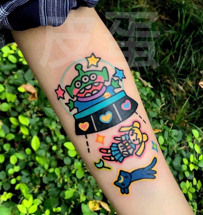 Tatuajes tiernos de Pikka Cool Cool Tattoo; tatuaje kawaii de marciano de toy Story en OVNI con Serena Tsukino y Luna de Sailor Moon