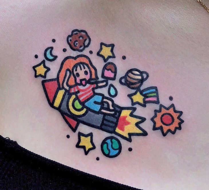 Tatuajes tiernos de Pikka Cool Cool Tattoo; tatuaje kawaii de niña sobre cohete espacial en el espacio