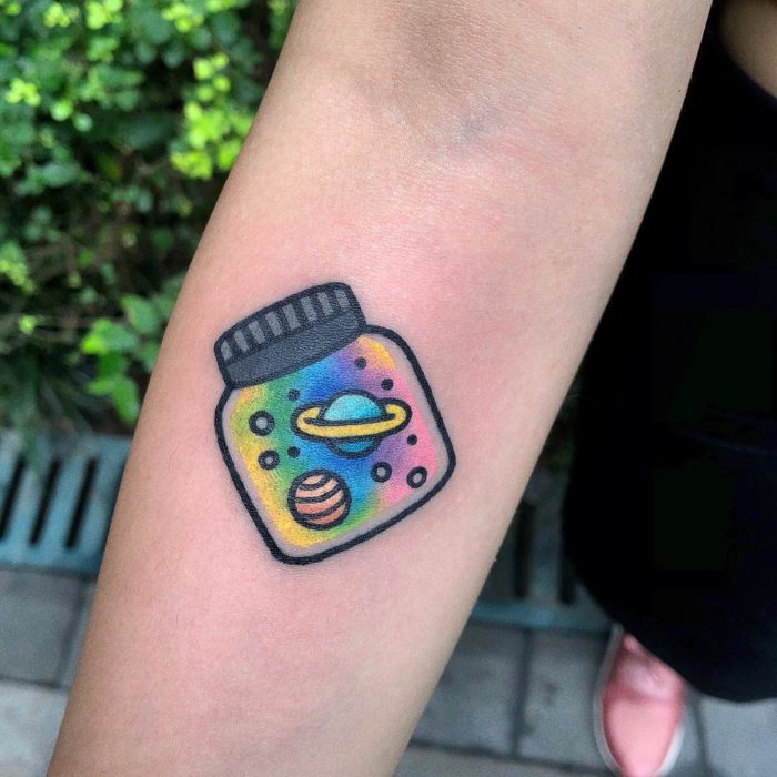 Tatuajes tiernos de Pikka Cool Cool Tattoo; tatuaje kawaii de universo en una botella