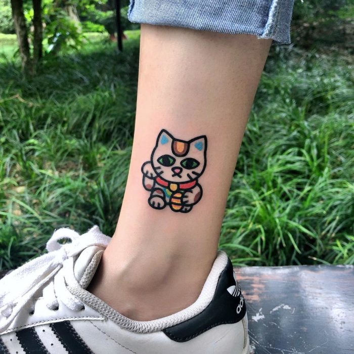 Tatuajes tiernos de Pikka Cool Cool Tattoo; tatuaje kawaii de gato japonés de la suerte