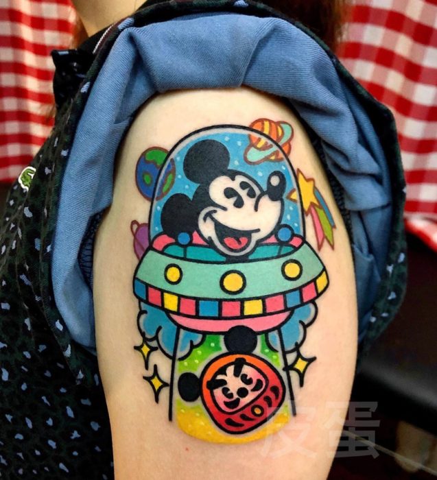 Tatuajes tiernos de Pikka Cool Cool Tattoo; tatuaje kawaii de Mickey Mouse en un OVNI