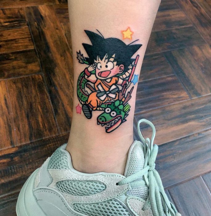 Tatuajes tiernos de Pikka Cool Cool Tattoo; tatuaje kawaii de Dragon Ball, Gokú sobre Shenlong