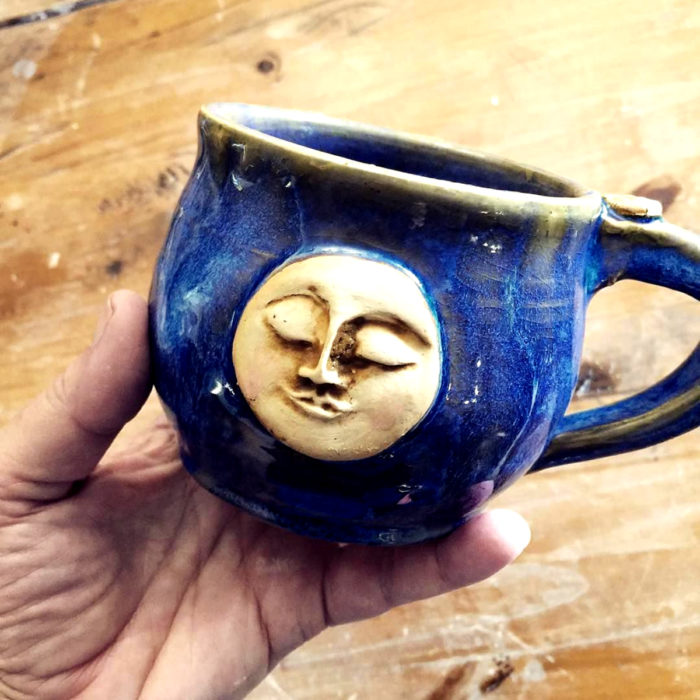 Taza de caldero de bruja, azul, luna con rostro