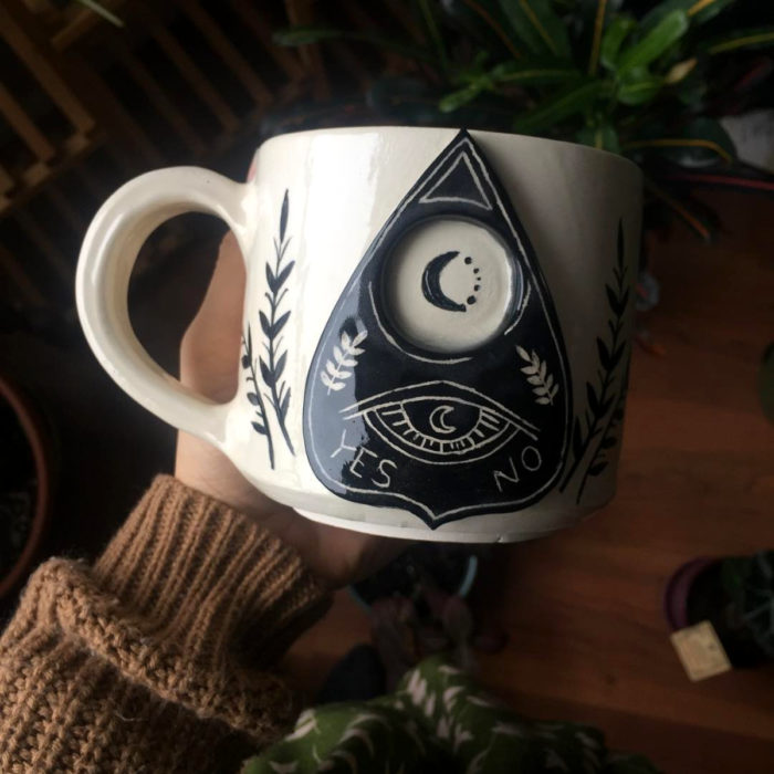 Taza de caldero de bruja, blanca con puntero de ouija con un ojo y luna negra