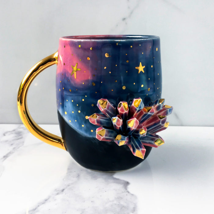 Taza de caldero de bruja, con estalactitas y pintura de universo color azul y rosa con estrellas doradas