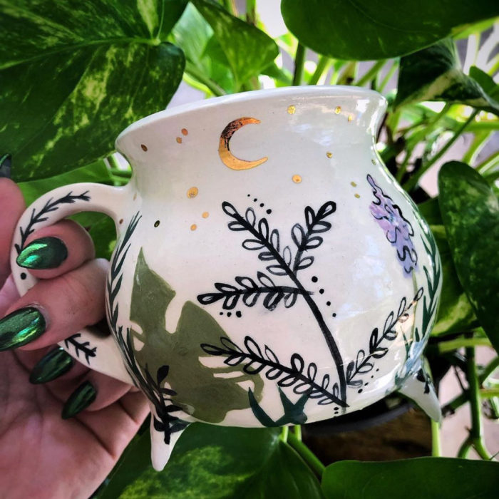 Taza de caldero de bruja, blanco con plantas y luna dorada