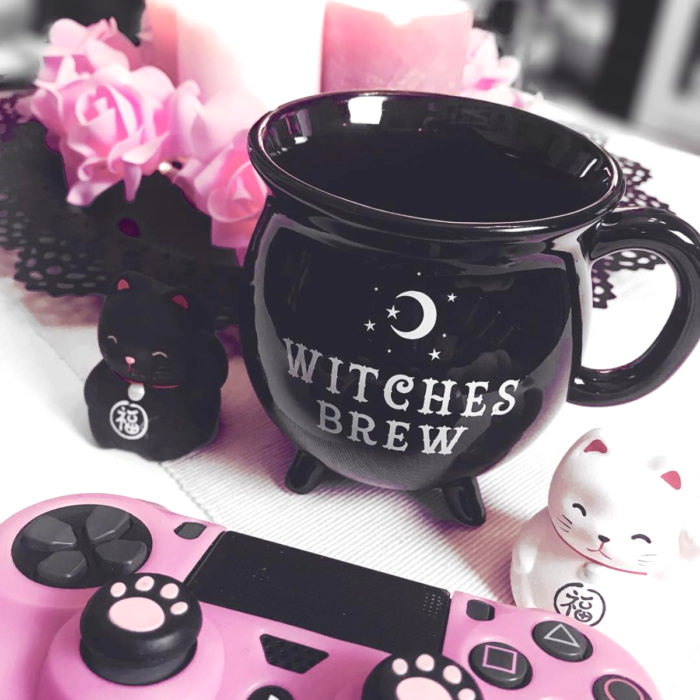 Taza de caldero de bruja, con gatos negro y blanco japoneses de la suerte y un control de videojuego color rosa