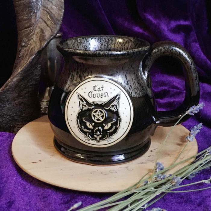 Taza de caldero de bruja, con gato negro