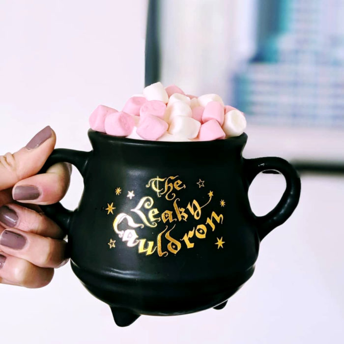 Taza de caldero de bruja, color negro con bebida con bombones