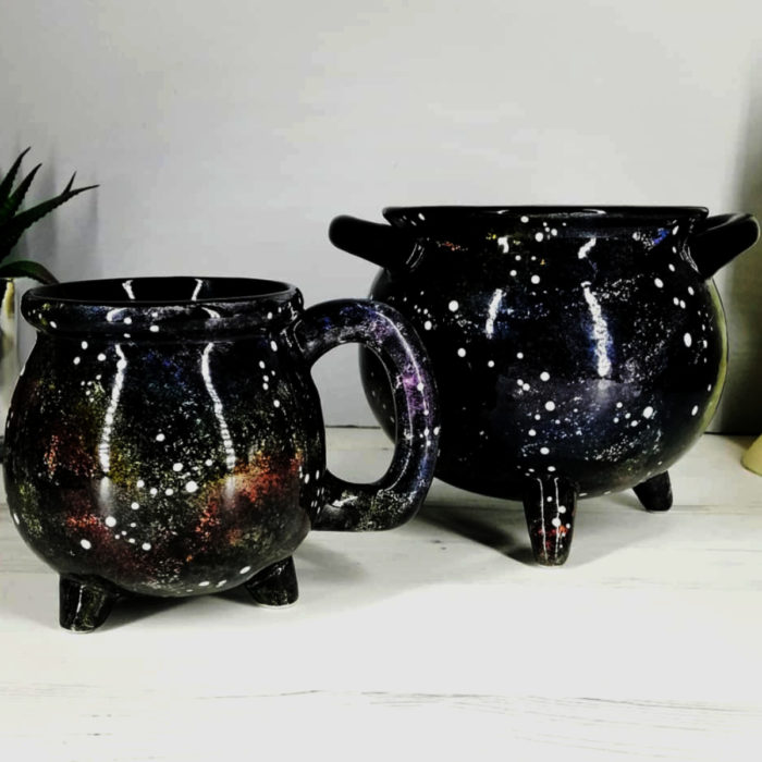 Taza de caldero de bruja, negros con pintura estilo universo