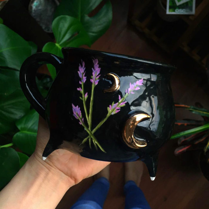 Taza de caldero de bruja, luna con flores de lavanda