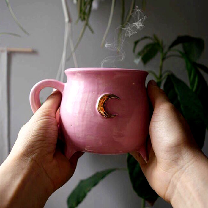 Taza de caldero de bruja, rosa con luna dorada