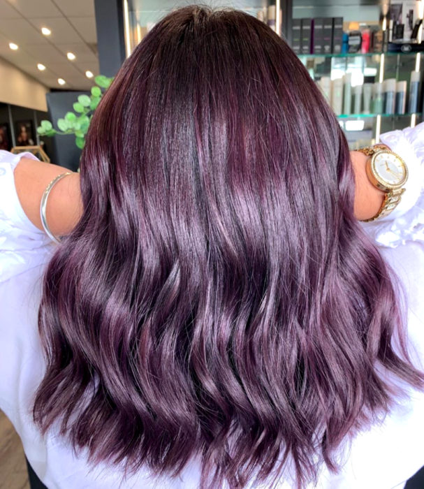 Tinte color chocolate lila; chica con cabello castaño morado