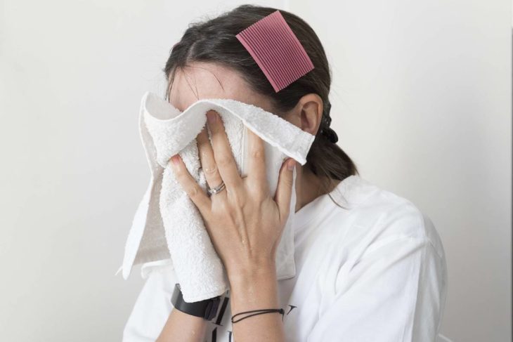 Mujer con toalla en la cara