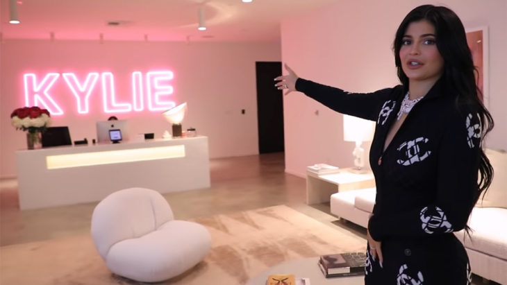 Kylie Jenner dandole la bienvenida a sus seguidores en un video de youtube 