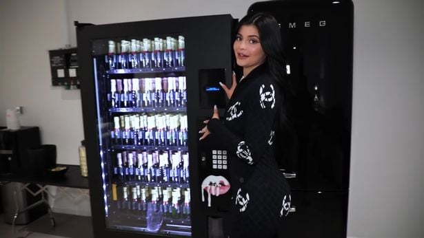 Kylie Jenner mostrando la maquina expendedora de champaña en su empresa