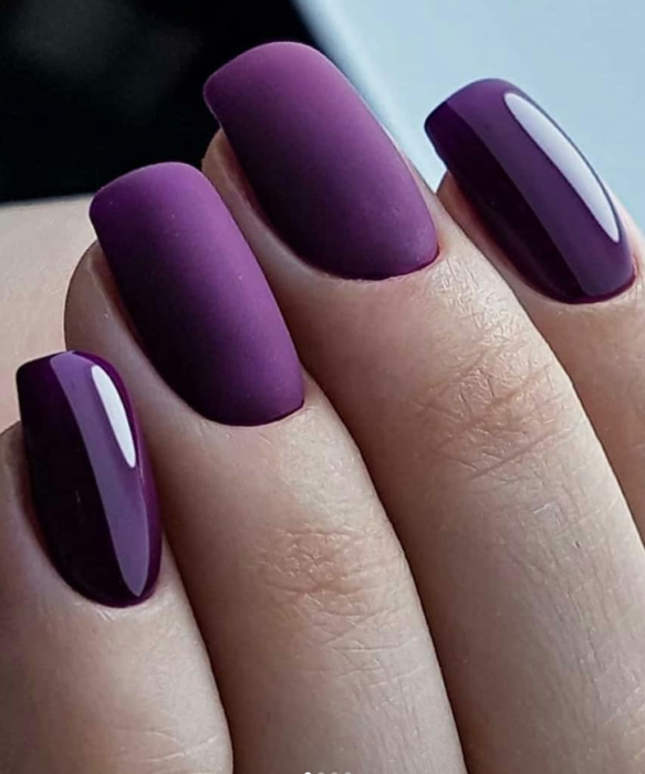 Chica usando sus uñas de color violeta
