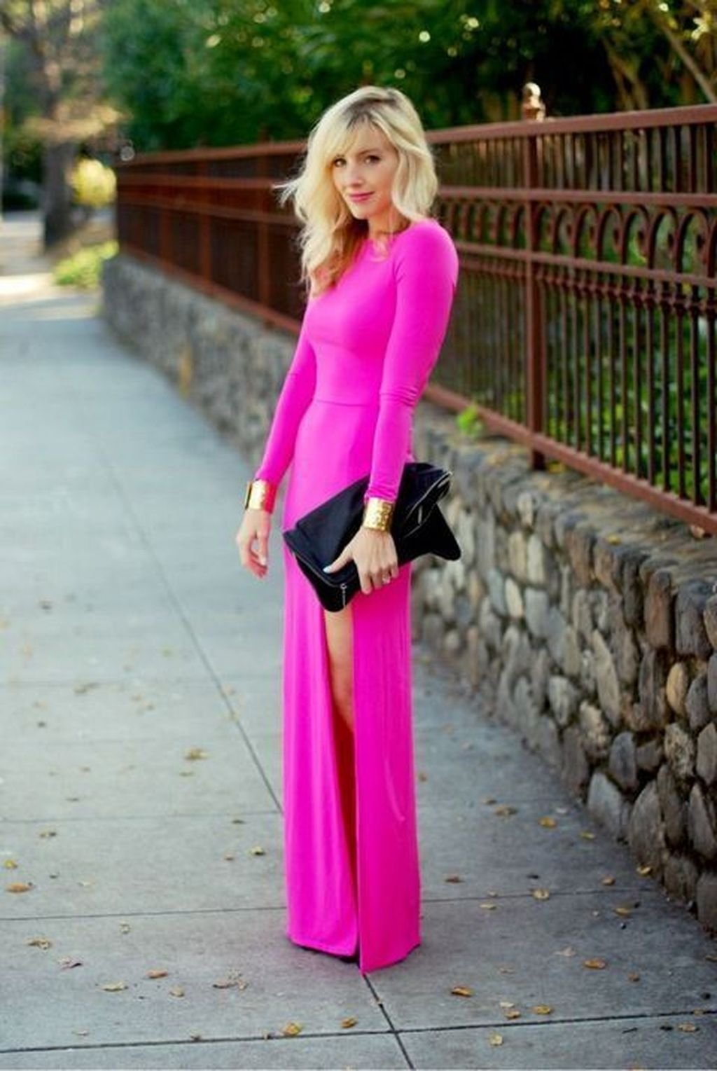Блондинка в розовом платье. Платье ярко-розовое. Платье цвета фуксии. Одежда для блондинок. Длинное платье фуксия.