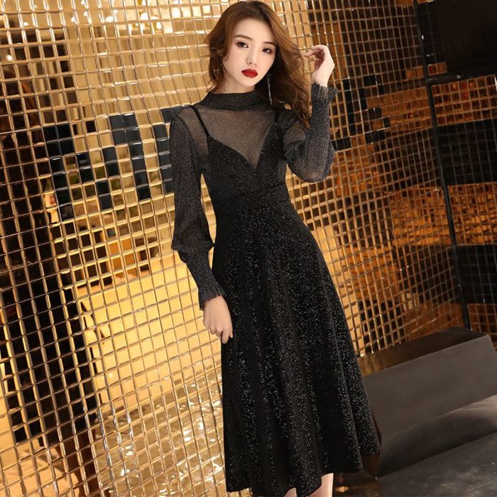 Mujer coreana con vestido negro brillante