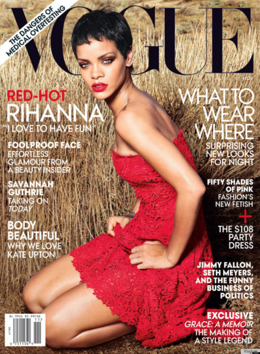 Rihanna en la portada de la revista de moda Vogue Estados Unidos, noviembre el 2012; cantante con el cabello negro y corto, pixie, con vestido rojo de encaje sin hombros