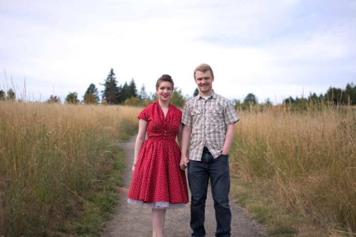 Katrina y su esposo Lars en un campo