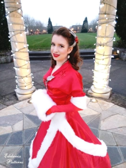 Katrina Holte con un vestido navideño rojo con blanco