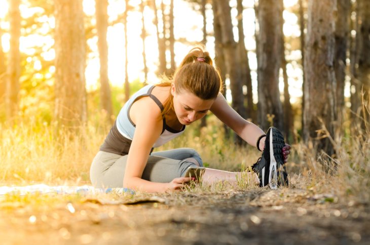 Mujer realizando estiramientos con ejercicio