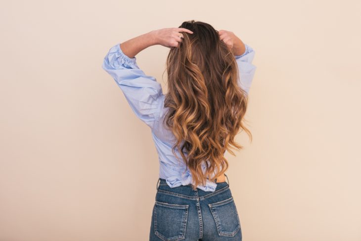 Mujer agarrando su cabello