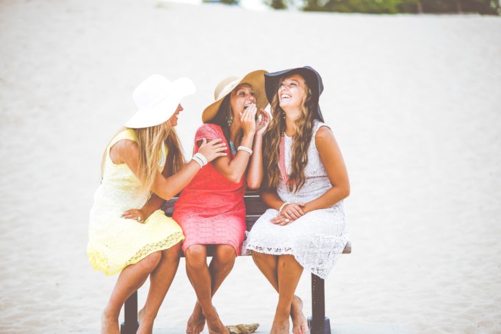 Tres mujeres primas sonriendo y divirtiéndose