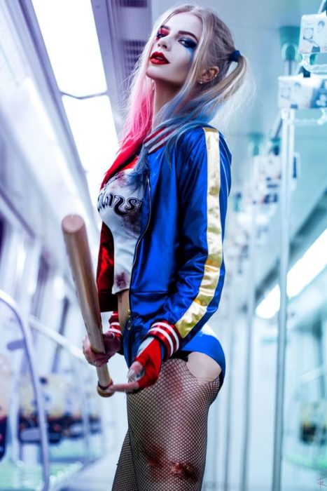 chica disfrazada como Harley Quinn