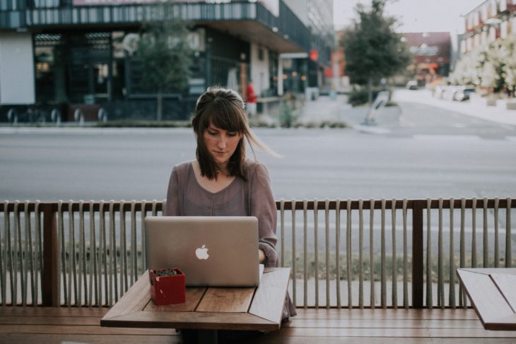 Mujer trabajando en computadora