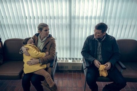 Escena de la película Fractured de Netflix. Niña y sus padres esperando en una sala de urgencias 