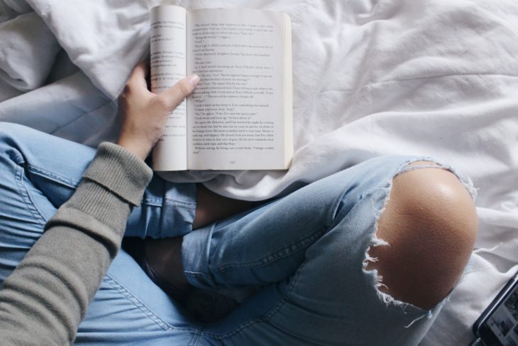 Mujer leyendo un libro